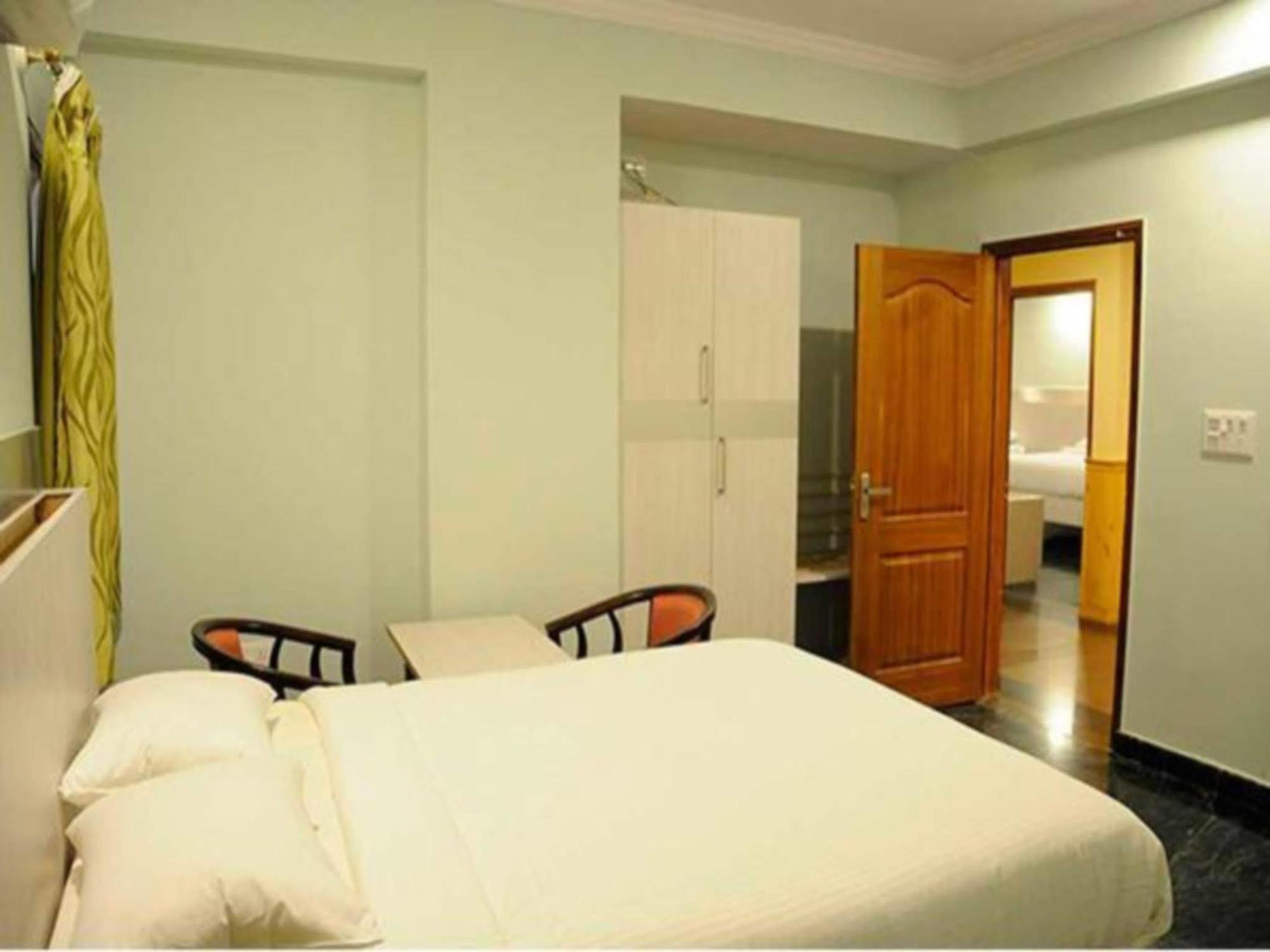 Hotel Royal Opera Bangalore Bagian luar foto